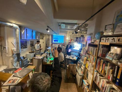 🌍昨夜は「世界遺産で世界一周の旅へ season2」にご参加いただいた皆さま、本当にありがとうございました✨

「そこ行ったことある！」「そんな世界遺産初めて知った！」という声も飛び交い、世界遺産アカデミー認定講師のお二人によるお話に、会場も大盛り上がり👏

後半の世界遺産クイズ大会も想像以上の白熱ぶり！ 
真剣勝負あり、笑いありで、最後までとても楽しい時間となりました🌏

ご参加いただいた皆さま、登壇いただいたお二人、本当にありがとうございました！ 
また次回もぜひよろしくお願いいたします😊

📢本日の営業案内 
本日夜は貸切営業のため、一般営業は11:00〜17:00までとなります。ご了承ください☕️📚

世界遺産・旅行の余韻に浸りたい方も、お気軽にどうぞ！

#世界遺産 #旅行好き #地理好き #地図好き #ブックカフェ #世田谷カフェ #駒沢大学 #イベントレポ #空想地図
