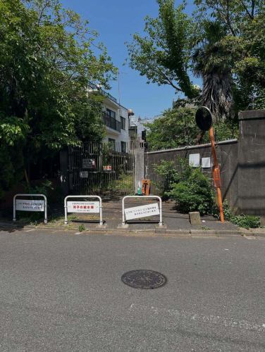 「今なら見やすいらしい」と情報をいただき、昨日はお店から徒歩で駒沢給水塔を散策。近隣の建て替え工事のおかげで、普段はなかなか見えない姿がしっかり見えました。
そのまま桜新町経由で用賀まで歩いたのですが、昨日は予想以上の暑さ…。完全に汗だく散歩😂
でも、給水塔の存在感はやっぱり良いですね。近くで見られる今がチャンスかも。

帰りに渋谷のハンズ、ロゲットカード売り場でパチリ。