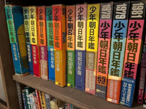 📚【懷舊!但《朝日少年年鑑》的世界對成年人來說更有吸引力】📚
1968 年(昭和 43 年)的城市人口排名昨天在 X 上意外地獲得了巨大反響,現在該排名已經公佈。
事實上,這個想法的來源是我們書架上的一本昭和時代的《少年朝日年鑑》!
雖然書名是“男孩讀物”,但如果今天閱讀,這本書實際上可能更吸引成年地理和統計學愛好者。
我當時正在看著它…
🗾 大阪市正處於「大大阪」時代,人口超過 300 萬。
🗾 橫濱市當時還處於「10區」時代(現在已經有18個區了!)
🗾 當時千葉縣內各城市的排名與現在完全不同。
🗾 那座城市,那曾經是「大都市」的城市
🗾 這是在平成時代大規模市鎮合併之前的情況,現在包括一些已經不存在的城市和城鎮的名稱。
諸如此類的事情層出不窮,值得指出的事情和值得發現的事情也層出不窮。
“看看以前的人口排名就很有意思。”
“翻閱地圖冊和統計數據會讓時間過得飛快。”
“我想感受一下昭和時代城市的活力。”
這個書架對那種人來說挺危險的😂
雖然年輕一代可能更熟悉「朝日青少年學習年鑑」這個名字,但這項傳統實際上延續至今。
非常感謝所有回覆的人!
我們也會挖掘一些有趣的統計數據和資料,讓地圖更有趣! ✨
📍地理主題書咖:奇幻地圖
從駒澤大學站步行4分鐘即可到達。
您可以隨意瀏覽店內的書籍。統計、人口統計和地圖愛好者必讀! 📖
#GeographyLover #MapLover #StatisticsLover #ShowaRetro #UrbanGeography
“你家鄉過去的排名是多少?”