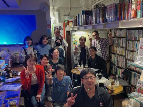 昨晩は 「神奈川ナイト2026」 にご参加いただき、ありがとうございました！🍺🌊

今回は初参加の方もお迎えしながら、神奈川ネタ満載の夜に。

🏠 神奈川の不動産事情 
🚃 中央林間トーク 
⚓ 横浜・川崎に実際住んでみたリアル体験談 
😂 神奈川あるある 
⚾ 大洋ホエールズ、川崎球場
🎤横浜市歌！
🌆横浜と神奈川。などなど。
❓ ちょっと（？）グダグダ感も含めて味だった神奈川クイズ大会

そして今回は、
🍺 湘南ゴールドビール
🥤 湘南ゴールドサイダー
を飲みながら、“神奈川を味わい、神奈川を語る夜”となりました。

神奈川県、やっぱりまとまりそうでまとまらない（笑） 
でも、それぞれの地域愛や沿線愛があるからこそ面白いなあと改めて感じました。

ご参加いただいた皆さま、本当にありがとうございました！

そして本日もカフェ営業しております☕📚 
イベント翌日の余韻に浸りながら、地理・地図・鉄道本とともにゆったりどうぞ。

来週末は久しぶりの通常営業予定！ 
イベントが続いていたので、のんびりカフェ利用したい方もぜひお待ちしております。

#神奈川ナイト #神奈川 #横浜 #川崎 #湘南 #中央林間 #地理好き #地図好き #ブックカフェ #空想地図 #駒沢大学