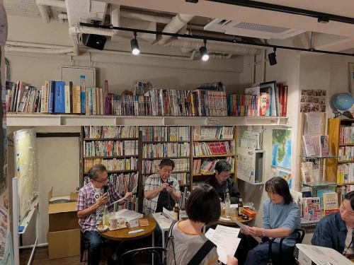 昨晩は 「神奈川ナイト2026」 にご参加いただき、ありがとうございました！🍺🌊

今回は初参加の方もお迎えしながら、神奈川ネタ満載の夜に。

🏠 神奈川の不動産事情 
🚃 中央林間トーク 
⚓ 横浜・川崎に実際住んでみたリアル体験談 
😂 神奈川あるある 
⚾ 大洋ホエールズ、川崎球場
🎤横浜市歌！
🌆横浜と神奈川。などなど。
❓ ちょっと（？）グダグダ感も含めて味だった神奈川クイズ大会

そして今回は、
🍺 湘南ゴールドビール
🥤 湘南ゴールドサイダー
を飲みながら、“神奈川を味わい、神奈川を語る夜”となりました。

神奈川県、やっぱりまとまりそうでまとまらない（笑） 
でも、それぞれの地域愛や沿線愛があるからこそ面白いなあと改めて感じました。

ご参加いただいた皆さま、本当にありがとうございました！

そして本日もカフェ営業しております☕📚 
イベント翌日の余韻に浸りながら、地理・地図・鉄道本とともにゆったりどうぞ。

来週末は久しぶりの通常営業予定！ 
イベントが続いていたので、のんびりカフェ利用したい方もぜひお待ちしております。

#神奈川ナイト #神奈川 #横浜 #川崎 #湘南 #中央林間 #地理好き #地図好き #ブックカフェ #空想地図 #駒沢大学