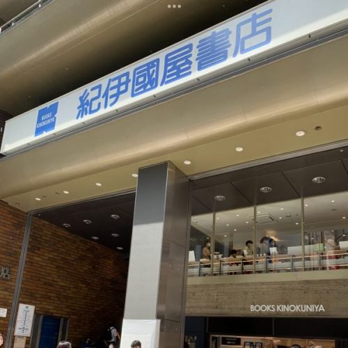 【大型書店、あなたは何派？📚】

先日Xで何気なく投稿した
「大型書店好きには、紀伊國屋派と丸善ジュンク堂派がいる気がする」
という話題が、思った以上に大反響に。

コメントを読んでいると、単なる“好きなチェーン論”ではなく、

「大学時代に通った街の本屋」
「地元の大型書店」
「初めて専門書を買った店」
「待ち合わせ場所だった本屋」

など、皆さんの“人生の記憶”と結びついているのが面白かったです。

私自身で言えば…

大阪：茶屋町の丸善ジュンク堂、阪急梅田ビッグマン前の紀伊國屋、なんば地下の旭屋書店（鉄道コーナー！）

京都（大学時代）：河原町のジュンク堂、京都駅アバンティのワンフロア全部が本屋だったお店。

静岡：江崎書店、谷島屋、戸田書店、吉見書店など、地元資本の強さが印象的でした。

考えてみれば、本屋って「どこが好きか」以上に、「人生のどの時期に、どの街で通ったか」の記憶なのかもしれません。

皆さんの“思い出の本屋”もぜひ教えてください📖

#本屋好き #書店巡り #紀伊國屋書店 #ジュンク堂 #丸善 本好きな人と繋がりたい 街歩き 地理好き