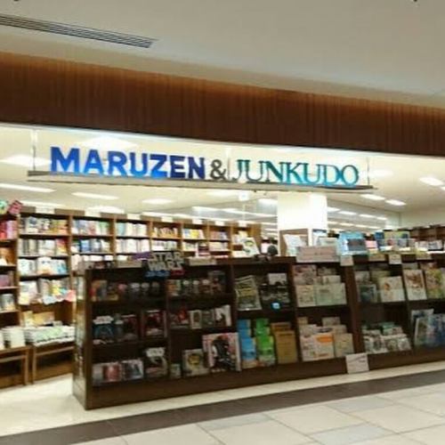【大型書店、あなたは何派？📚】

先日Xで何気なく投稿した
「大型書店好きには、紀伊國屋派と丸善ジュンク堂派がいる気がする」
という話題が、思った以上に大反響に。

コメントを読んでいると、単なる“好きなチェーン論”ではなく、

「大学時代に通った街の本屋」
「地元の大型書店」
「初めて専門書を買った店」
「待ち合わせ場所だった本屋」

など、皆さんの“人生の記憶”と結びついているのが面白かったです。

私自身で言えば…

大阪：茶屋町の丸善ジュンク堂、阪急梅田ビッグマン前の紀伊國屋、なんば地下の旭屋書店（鉄道コーナー！）

京都（大学時代）：河原町のジュンク堂、京都駅アバンティのワンフロア全部が本屋だったお店。

静岡：江崎書店、谷島屋、戸田書店、吉見書店など、地元資本の強さが印象的でした。

考えてみれば、本屋って「どこが好きか」以上に、「人生のどの時期に、どの街で通ったか」の記憶なのかもしれません。

皆さんの“思い出の本屋”もぜひ教えてください📖

#本屋好き #書店巡り #紀伊國屋書店 #ジュンク堂 #丸善 本好きな人と繋がりたい 街歩き 地理好き
