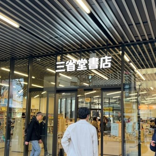 【大型書店、あなたは何派？📚】

先日Xで何気なく投稿した
「大型書店好きには、紀伊國屋派と丸善ジュンク堂派がいる気がする」
という話題が、思った以上に大反響に。

コメントを読んでいると、単なる“好きなチェーン論”ではなく、

「大学時代に通った街の本屋」
「地元の大型書店」
「初めて専門書を買った店」
「待ち合わせ場所だった本屋」

など、皆さんの“人生の記憶”と結びついているのが面白かったです。

私自身で言えば…

大阪：茶屋町の丸善ジュンク堂、阪急梅田ビッグマン前の紀伊國屋、なんば地下の旭屋書店（鉄道コーナー！）

京都（大学時代）：河原町のジュンク堂、京都駅アバンティのワンフロア全部が本屋だったお店。

静岡：江崎書店、谷島屋、戸田書店、吉見書店など、地元資本の強さが印象的でした。

考えてみれば、本屋って「どこが好きか」以上に、「人生のどの時期に、どの街で通ったか」の記憶なのかもしれません。

皆さんの“思い出の本屋”もぜひ教えてください📖

#本屋好き #書店巡り #紀伊國屋書店 #ジュンク堂 #丸善 本好きな人と繋がりたい 街歩き 地理好き
