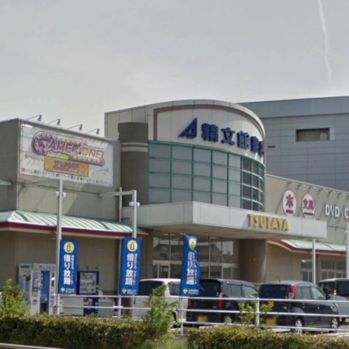 【大型書店、あなたは何派？📚】

先日Xで何気なく投稿した
「大型書店好きには、紀伊國屋派と丸善ジュンク堂派がいる気がする」
という話題が、思った以上に大反響に。

コメントを読んでいると、単なる“好きなチェーン論”ではなく、

「大学時代に通った街の本屋」
「地元の大型書店」
「初めて専門書を買った店」
「待ち合わせ場所だった本屋」

など、皆さんの“人生の記憶”と結びついているのが面白かったです。

私自身で言えば…

大阪：茶屋町の丸善ジュンク堂、阪急梅田ビッグマン前の紀伊國屋、なんば地下の旭屋書店（鉄道コーナー！）

京都（大学時代）：河原町のジュンク堂、京都駅アバンティのワンフロア全部が本屋だったお店。

静岡：江崎書店、谷島屋、戸田書店、吉見書店など、地元資本の強さが印象的でした。

考えてみれば、本屋って「どこが好きか」以上に、「人生のどの時期に、どの街で通ったか」の記憶なのかもしれません。

皆さんの“思い出の本屋”もぜひ教えてください📖

#本屋好き #書店巡り #紀伊國屋書店 #ジュンク堂 #丸善 本好きな人と繋がりたい 街歩き 地理好き