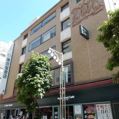 【大型書店、あなたは何派？📚】

先日Xで何気なく投稿した
「大型書店好きには、紀伊國屋派と丸善ジュンク堂派がいる気がする」
という話題が、思った以上に大反響に。

コメントを読んでいると、単なる“好きなチェーン論”ではなく、

「大学時代に通った街の本屋」
「地元の大型書店」
「初めて専門書を買った店」
「待ち合わせ場所だった本屋」

など、皆さんの“人生の記憶”と結びついているのが面白かったです。

私自身で言えば…

大阪：茶屋町の丸善ジュンク堂、阪急梅田ビッグマン前の紀伊國屋、なんば地下の旭屋書店（鉄道コーナー！）

京都（大学時代）：河原町のジュンク堂、京都駅アバンティのワンフロア全部が本屋だったお店。

静岡：江崎書店、谷島屋、戸田書店、吉見書店など、地元資本の強さが印象的でした。

考えてみれば、本屋って「どこが好きか」以上に、「人生のどの時期に、どの街で通ったか」の記憶なのかもしれません。

皆さんの“思い出の本屋”もぜひ教えてください📖

#本屋好き #書店巡り #紀伊國屋書店 #ジュンク堂 #丸善 本好きな人と繋がりたい 街歩き 地理好き