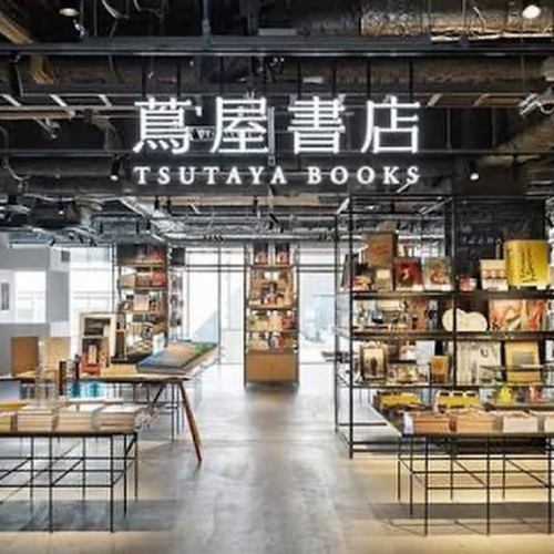 【大型書店、あなたは何派？📚】

先日Xで何気なく投稿した
「大型書店好きには、紀伊國屋派と丸善ジュンク堂派がいる気がする」
という話題が、思った以上に大反響に。

コメントを読んでいると、単なる“好きなチェーン論”ではなく、

「大学時代に通った街の本屋」
「地元の大型書店」
「初めて専門書を買った店」
「待ち合わせ場所だった本屋」

など、皆さんの“人生の記憶”と結びついているのが面白かったです。

私自身で言えば…

大阪：茶屋町の丸善ジュンク堂、阪急梅田ビッグマン前の紀伊國屋、なんば地下の旭屋書店（鉄道コーナー！）

京都（大学時代）：河原町のジュンク堂、京都駅アバンティのワンフロア全部が本屋だったお店。

静岡：江崎書店、谷島屋、戸田書店、吉見書店など、地元資本の強さが印象的でした。

考えてみれば、本屋って「どこが好きか」以上に、「人生のどの時期に、どの街で通ったか」の記憶なのかもしれません。

皆さんの“思い出の本屋”もぜひ教えてください📖

#本屋好き #書店巡り #紀伊國屋書店 #ジュンク堂 #丸善 本好きな人と繋がりたい 街歩き 地理好き