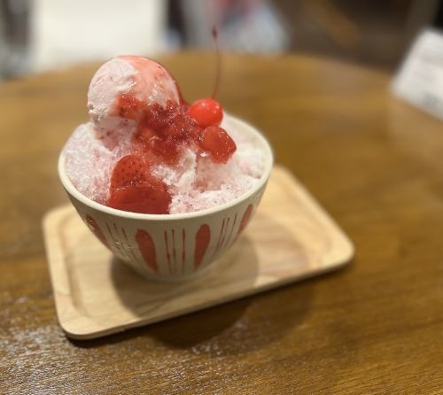 いちご地図かき氷　Strawberry shaved ice