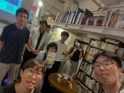 🌊昨晩は「海の日記念 自由発表会 ~海・港・船・島・海辺のまち~」を開催しました!
テーマがかなり広かったので、発表の焦点を絞るのが難しいイベントでもありましたが、ご参加いただいた皆さまありがとうございました!
今回特に印象的だったのは、伊豆諸島・利島の「はしけ」のお話。
大型船が島に直接着岸できなかった時代、船は沖合に停泊し、そこから「はしけ」と呼ばれる小型船で人や物資を運んでいた——。
海が単なる景色ではなく、島の暮らしそのものを左右する「生命線」だった時代がリアルに伝わる発表でした。
ギャラリーの皆さまからは、
🏝️ 沖縄旅行のエピソード ⛴️ 離島航路の思い出 🌏 オーストラリアの地理や旅の話
など、発表外でも海と島の話題が尽きず、まるで旅の情報交換会のような時間に。
途中ではクイズ大会も開催! ……ただ、もっとバラエティ的な問題の方が楽しめたかな〜?なんて反省。😂
そして最後は店主による、 「そもそも海とは何か?」 という、発表をさせていただきました。
発表だけでなく、参加者同士の雑談から新しい知識が生まれるのが自由発表会の面白さだと改めて感じた夜でした。
📍本日(日)は11:00より通常営業 📍明日(火)は代休をいただきます
連休最終日、地図と旅の話をしにぜひお立ち寄りください!次のイベントは金曜日の「アイドル地理学」。誰もいない海♪から始まる地理とアイドルの関係性を追求する?!イベントです。参加者も少しづつ集まっています。ぜひ!https://peatix.com/event/5085817
土曜日はラジオと地理さんのトーク https://peatix.com/event/5070077 日曜日は地図を描いてみるワークショップです。https://peatix.com/event/5081340
#海の日 #利島 #伊豆諸島 #はしけ #離島 島旅 フェリー 沖縄 オーストラリア 地理好き 地図好き 空想地図 自由発表会 駒沢大学 地理カフェ