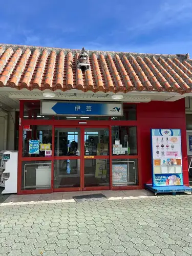 🌊昨晩は「海の日記念 自由発表会 ~海・港・船・島・海辺のまち~」を開催しました!
テーマがかなり広かったので、発表の焦点を絞るのが難しいイベントでもありましたが、ご参加いただいた皆さまありがとうございました!
今回特に印象的だったのは、伊豆諸島・利島の「はしけ」のお話。
大型船が島に直接着岸できなかった時代、船は沖合に停泊し、そこから「はしけ」と呼ばれる小型船で人や物資を運んでいた——。
海が単なる景色ではなく、島の暮らしそのものを左右する「生命線」だった時代がリアルに伝わる発表でした。
ギャラリーの皆さまからは、
🏝️ 沖縄旅行のエピソード ⛴️ 離島航路の思い出 🌏 オーストラリアの地理や旅の話
など、発表外でも海と島の話題が尽きず、まるで旅の情報交換会のような時間に。
途中ではクイズ大会も開催! ……ただ、もっとバラエティ的な問題の方が楽しめたかな〜?なんて反省。😂
そして最後は店主による、 「そもそも海とは何か?」 という、発表をさせていただきました。
発表だけでなく、参加者同士の雑談から新しい知識が生まれるのが自由発表会の面白さだと改めて感じた夜でした。
📍本日(日)は11:00より通常営業 📍明日(火)は代休をいただきます
連休最終日、地図と旅の話をしにぜひお立ち寄りください!次のイベントは金曜日の「アイドル地理学」。誰もいない海♪から始まる地理とアイドルの関係性を追求する?!イベントです。参加者も少しづつ集まっています。ぜひ!https://peatix.com/event/5085817
土曜日はラジオと地理さんのトーク https://peatix.com/event/5070077 日曜日は地図を描いてみるワークショップです。https://peatix.com/event/5081340
#海の日 #利島 #伊豆諸島 #はしけ #離島 島旅 フェリー 沖縄 オーストラリア 地理好き 地図好き 空想地図 自由発表会 駒沢大学 地理カフェ