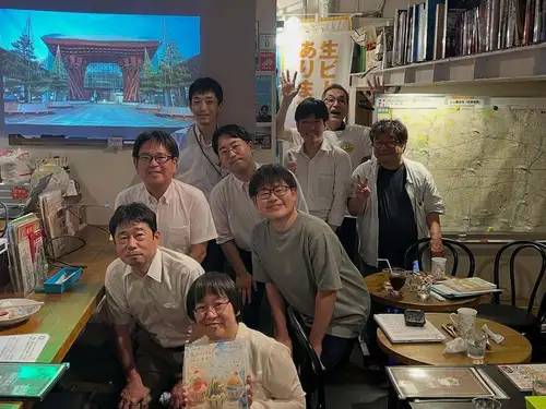 🚉 昨日は「駅と都市 ~駅から考える都市~」自由発表イベントを開催しました!
最終的に12名の皆さまにご参加いただきました。
ゲリラ豪雨で交通機関にも影響が出るなか、お越しいただいた皆さま、本当にありがとうございました!
今回は、
📍駅の〇〇口は「方角志向」の東日本と「地名志向」の西日本という違い
📍横浜市北部における高度経済成長期の住宅地化
📍駅からの距離と、国道1号・4号・20号・246号沿いの商業施設の立地との関係(学生時代の研究論文をもとにした発表)
📍空想都市や架空鉄道のお話
など、駅と都市をさまざまな視点から掘り下げる、とても充実した内容となりました。
最後のクイズ大会では、設問のPowerPointが少しグダグダになってしまい、ご迷惑をおかけしました🙇♂️
それでも皆さんと一緒に盛り上がることができ、楽しい締めくくりになりました。
今回は広島や名古屋からもご参加いただき、本当に感謝しております。
ご参加いただいた皆さま、ありがとうございました!
今日は通常営業。
そして**「いとちり先生」**にもご来店いただく予定です。どんなお話が聞けるのか、今から楽しみです😊
さらに、明日は「海の日前夜祭 自由発表イベント」!
🌊 海・島・港・船・海岸・海洋生物・海辺の街など、「海」にまつわるテーマなら何でもOK!
 発表者をまだまだ募集中です!
もちろん、 聴講のみのご参加も大歓迎です。
 お申し込みはこちら👇
https://peatix.com/event/5080267
皆さまのご参加をお待ちしております!