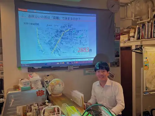 🚉 昨日は「駅と都市 ~駅から考える都市~」自由発表イベントを開催しました!
最終的に12名の皆さまにご参加いただきました。
ゲリラ豪雨で交通機関にも影響が出るなか、お越しいただいた皆さま、本当にありがとうございました!
今回は、
📍駅の〇〇口は「方角志向」の東日本と「地名志向」の西日本という違い
📍横浜市北部における高度経済成長期の住宅地化
📍駅からの距離と、国道1号・4号・20号・246号沿いの商業施設の立地との関係(学生時代の研究論文をもとにした発表)
📍空想都市や架空鉄道のお話
など、駅と都市をさまざまな視点から掘り下げる、とても充実した内容となりました。
最後のクイズ大会では、設問のPowerPointが少しグダグダになってしまい、ご迷惑をおかけしました🙇♂️
それでも皆さんと一緒に盛り上がることができ、楽しい締めくくりになりました。
今回は広島や名古屋からもご参加いただき、本当に感謝しております。
ご参加いただいた皆さま、ありがとうございました!
今日は通常営業。
そして**「いとちり先生」**にもご来店いただく予定です。どんなお話が聞けるのか、今から楽しみです😊
さらに、明日は「海の日前夜祭 自由発表イベント」!
🌊 海・島・港・船・海岸・海洋生物・海辺の街など、「海」にまつわるテーマなら何でもOK!
 発表者をまだまだ募集中です!
もちろん、 聴講のみのご参加も大歓迎です。
 お申し込みはこちら👇
https://peatix.com/event/5080267
皆さまのご参加をお待ちしております!