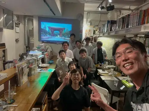 🚉 昨日は「駅と都市 ~駅から考える都市~」自由発表イベントを開催しました!
最終的に12名の皆さまにご参加いただきました。
ゲリラ豪雨で交通機関にも影響が出るなか、お越しいただいた皆さま、本当にありがとうございました!
今回は、
📍駅の〇〇口は「方角志向」の東日本と「地名志向」の西日本という違い
📍横浜市北部における高度経済成長期の住宅地化
📍駅からの距離と、国道1号・4号・20号・246号沿いの商業施設の立地との関係(学生時代の研究論文をもとにした発表)
📍空想都市や架空鉄道のお話
など、駅と都市をさまざまな視点から掘り下げる、とても充実した内容となりました。
最後のクイズ大会では、設問のPowerPointが少しグダグダになってしまい、ご迷惑をおかけしました🙇♂️
それでも皆さんと一緒に盛り上がることができ、楽しい締めくくりになりました。
今回は広島や名古屋からもご参加いただき、本当に感謝しております。
ご参加いただいた皆さま、ありがとうございました!
今日は通常営業。
そして**「いとちり先生」**にもご来店いただく予定です。どんなお話が聞けるのか、今から楽しみです😊
さらに、明日は「海の日前夜祭 自由発表イベント」!
🌊 海・島・港・船・海岸・海洋生物・海辺の街など、「海」にまつわるテーマなら何でもOK!
 発表者をまだまだ募集中です!
もちろん、 聴講のみのご参加も大歓迎です。
 お申し込みはこちら👇
https://peatix.com/event/5080267
皆さまのご参加をお待ちしております!