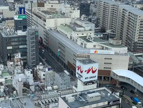🚉 昨日は「駅と都市 ~駅から考える都市~」自由発表イベントを開催しました!
最終的に12名の皆さまにご参加いただきました。
ゲリラ豪雨で交通機関にも影響が出るなか、お越しいただいた皆さま、本当にありがとうございました!
今回は、
📍駅の〇〇口は「方角志向」の東日本と「地名志向」の西日本という違い
📍横浜市北部における高度経済成長期の住宅地化
📍駅からの距離と、国道1号・4号・20号・246号沿いの商業施設の立地との関係(学生時代の研究論文をもとにした発表)
📍空想都市や架空鉄道のお話
など、駅と都市をさまざまな視点から掘り下げる、とても充実した内容となりました。
最後のクイズ大会では、設問のPowerPointが少しグダグダになってしまい、ご迷惑をおかけしました🙇♂️
それでも皆さんと一緒に盛り上がることができ、楽しい締めくくりになりました。
今回は広島や名古屋からもご参加いただき、本当に感謝しております。
ご参加いただいた皆さま、ありがとうございました!
今日は通常営業。
そして**「いとちり先生」**にもご来店いただく予定です。どんなお話が聞けるのか、今から楽しみです😊
さらに、明日は「海の日前夜祭 自由発表イベント」!
🌊 海・島・港・船・海岸・海洋生物・海辺の街など、「海」にまつわるテーマなら何でもOK!
 発表者をまだまだ募集中です!
もちろん、 聴講のみのご参加も大歓迎です。
 お申し込みはこちら👇
https://peatix.com/event/5080267
皆さまのご参加をお待ちしております!