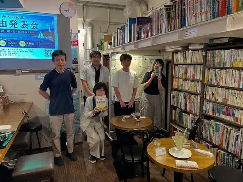 🌊 지난 밤은 "바다의 날 기념 자유 발표회 ~ 바다, 항구, 배, 섬, 해변의 거리 ~"를 개최했습니다!
테마가 꽤 넓었기 때문에 발표의 초점을 좁히기가 어려운 이벤트이기도했습니다. 참가해 주셔서 감사합니다!
이번에 특히 인상적이었던 것은, 이즈 제도·이시마의 “바다”의 이야기.
대형선이 섬에 직접 착안할 수 없었던 시대, 배는 앞바다에 정박했고, 거기에서 "바다"라고 불리는 소형선으로 사람이나 물자를 운반하고 있었다--.
바다가 단순한 경치가 아니라, 섬의 생활 그 자체를 좌우하는 「생명선」이었던 시대가 리얼하게 전해지는 발표였습니다.
갤러리의 여러분으로부터,
🏝️ 오키나와 여행의 에피소드 ⛴️ 낙도 항로의 추억 🌏 오스트레일리아의 지리와 여행 이야기
등, 발표외에서도 바다와 섬의 화제가 다하지 않고, 마치 여행의 정보 교환회와 같은 시간에.
도중에는 퀴즈 대회도 개최! …😂
그리고 마지막은 점주에 의한, 「원래 바다란 무엇인가?」라고 하는, 발표를 했습니다.
발표뿐만 아니라, 참가자끼리의 잡담으로부터 새로운 지식이 태어나는 것이 자유 발표회의 재미라고 다시 한번 느낀 밤이었습니다.
📍 오늘(일)은 11:00부터 통상 영업 📍내일(화)는 대휴를 받습니다
연휴 마지막 날, 지도와 여행의 이야기를 꼭 들러 주세요! 다음 이벤트는 금요일의 「아이돌 지리학」.아무도 없는 바다♪로 시작하는 지리와 아이돌의 관계성을 추구하는?! 이벤트입니다.참가자도 조금씩 모여 있습니다.꼭! https://peatix.com/event/5085817
토요일은 라디오와 지리씨의 토크 https://peatix.com/event/5070077 일요일은 지도를 그려 보는 워크숍입니다.https://peatix.com/event/5081340
#바다의 날 #리시마 #이즈 제도 #바다케 #낙도 섬 여행 페리 오키나와 오스트레일리아