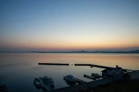🌊 지난 밤은 "바다의 날 기념 자유 발표회 ~ 바다, 항구, 배, 섬, 해변의 거리 ~"를 개최했습니다!
테마가 꽤 넓었기 때문에 발표의 초점을 좁히기가 어려운 이벤트이기도했습니다. 참가해 주셔서 감사합니다!
이번에 특히 인상적이었던 것은, 이즈 제도·이시마의 “바다”의 이야기.
대형선이 섬에 직접 착안할 수 없었던 시대, 배는 앞바다에 정박했고, 거기에서 "바다"라고 불리는 소형선으로 사람이나 물자를 운반하고 있었다--.
바다가 단순한 경치가 아니라, 섬의 생활 그 자체를 좌우하는 「생명선」이었던 시대가 리얼하게 전해지는 발표였습니다.
갤러리의 여러분으로부터,
🏝️ 오키나와 여행의 에피소드 ⛴️ 낙도 항로의 추억 🌏 오스트레일리아의 지리와 여행 이야기
등, 발표외에서도 바다와 섬의 화제가 다하지 않고, 마치 여행의 정보 교환회와 같은 시간에.
도중에는 퀴즈 대회도 개최! …😂
그리고 마지막은 점주에 의한, 「원래 바다란 무엇인가?」라고 하는, 발표를 했습니다.
발표뿐만 아니라, 참가자끼리의 잡담으로부터 새로운 지식이 태어나는 것이 자유 발표회의 재미라고 다시 한번 느낀 밤이었습니다.
📍 오늘(일)은 11:00부터 통상 영업 📍내일(화)는 대휴를 받습니다
연휴 마지막 날, 지도와 여행의 이야기를 꼭 들러 주세요! 다음 이벤트는 금요일의 「아이돌 지리학」.아무도 없는 바다♪로 시작하는 지리와 아이돌의 관계성을 추구하는?! 이벤트입니다.참가자도 조금씩 모여 있습니다.꼭! https://peatix.com/event/5085817
토요일은 라디오와 지리씨의 토크 https://peatix.com/event/5070077 일요일은 지도를 그려 보는 워크숍입니다.https://peatix.com/event/5081340
#바다의 날 #리시마 #이즈 제도 #바다케 #낙도 섬 여행 페리 오키나와 오스트레일리아