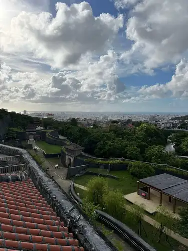 🌊 지난 밤은 "바다의 날 기념 자유 발표회 ~ 바다, 항구, 배, 섬, 해변의 거리 ~"를 개최했습니다!
테마가 꽤 넓었기 때문에 발표의 초점을 좁히기가 어려운 이벤트이기도했습니다. 참가해 주셔서 감사합니다!
이번에 특히 인상적이었던 것은, 이즈 제도·이시마의 “바다”의 이야기.
대형선이 섬에 직접 착안할 수 없었던 시대, 배는 앞바다에 정박했고, 거기에서 "바다"라고 불리는 소형선으로 사람이나 물자를 운반하고 있었다--.
바다가 단순한 경치가 아니라, 섬의 생활 그 자체를 좌우하는 「생명선」이었던 시대가 리얼하게 전해지는 발표였습니다.
갤러리의 여러분으로부터,
🏝️ 오키나와 여행의 에피소드 ⛴️ 낙도 항로의 추억 🌏 오스트레일리아의 지리와 여행 이야기
등, 발표외에서도 바다와 섬의 화제가 다하지 않고, 마치 여행의 정보 교환회와 같은 시간에.
도중에는 퀴즈 대회도 개최! …😂
그리고 마지막은 점주에 의한, 「원래 바다란 무엇인가?」라고 하는, 발표를 했습니다.
발표뿐만 아니라, 참가자끼리의 잡담으로부터 새로운 지식이 태어나는 것이 자유 발표회의 재미라고 다시 한번 느낀 밤이었습니다.
📍 오늘(일)은 11:00부터 통상 영업 📍내일(화)는 대휴를 받습니다
연휴 마지막 날, 지도와 여행의 이야기를 꼭 들러 주세요! 다음 이벤트는 금요일의 「아이돌 지리학」.아무도 없는 바다♪로 시작하는 지리와 아이돌의 관계성을 추구하는?! 이벤트입니다.참가자도 조금씩 모여 있습니다.꼭! https://peatix.com/event/5085817
토요일은 라디오와 지리씨의 토크 https://peatix.com/event/5070077 일요일은 지도를 그려 보는 워크숍입니다.https://peatix.com/event/5081340
#바다의 날 #리시마 #이즈 제도 #바다케 #낙도 섬 여행 페리 오키나와 오스트레일리아