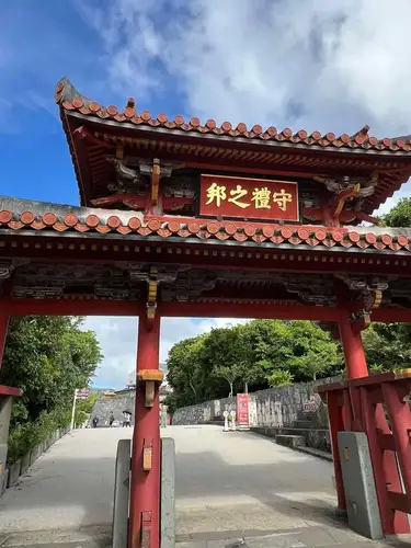 🌊 지난 밤은 "바다의 날 기념 자유 발표회 ~ 바다, 항구, 배, 섬, 해변의 거리 ~"를 개최했습니다!
테마가 꽤 넓었기 때문에 발표의 초점을 좁히기가 어려운 이벤트이기도했습니다. 참가해 주셔서 감사합니다!
이번에 특히 인상적이었던 것은, 이즈 제도·이시마의 “바다”의 이야기.
대형선이 섬에 직접 착안할 수 없었던 시대, 배는 앞바다에 정박했고, 거기에서 "바다"라고 불리는 소형선으로 사람이나 물자를 운반하고 있었다--.
바다가 단순한 경치가 아니라, 섬의 생활 그 자체를 좌우하는 「생명선」이었던 시대가 리얼하게 전해지는 발표였습니다.
갤러리의 여러분으로부터,
🏝️ 오키나와 여행의 에피소드 ⛴️ 낙도 항로의 추억 🌏 오스트레일리아의 지리와 여행 이야기
등, 발표외에서도 바다와 섬의 화제가 다하지 않고, 마치 여행의 정보 교환회와 같은 시간에.
도중에는 퀴즈 대회도 개최! …😂
그리고 마지막은 점주에 의한, 「원래 바다란 무엇인가?」라고 하는, 발표를 했습니다.
발표뿐만 아니라, 참가자끼리의 잡담으로부터 새로운 지식이 태어나는 것이 자유 발표회의 재미라고 다시 한번 느낀 밤이었습니다.
📍 오늘(일)은 11:00부터 통상 영업 📍내일(화)는 대휴를 받습니다
연휴 마지막 날, 지도와 여행의 이야기를 꼭 들러 주세요! 다음 이벤트는 금요일의 「아이돌 지리학」.아무도 없는 바다♪로 시작하는 지리와 아이돌의 관계성을 추구하는?! 이벤트입니다.참가자도 조금씩 모여 있습니다.꼭! https://peatix.com/event/5085817
토요일은 라디오와 지리씨의 토크 https://peatix.com/event/5070077 일요일은 지도를 그려 보는 워크숍입니다.https://peatix.com/event/5081340
#바다의 날 #리시마 #이즈 제도 #바다케 #낙도 섬 여행 페리 오키나와 오스트레일리아