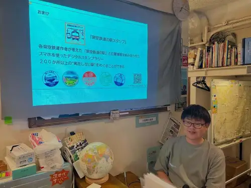 🚉 어제는 "역과 도시 ~ 역에서 생각하는 도시 ~"자유 발표 이벤트를 개최했습니다!
최종적으로 12명의 여러분에 참가해 주셨습니다.
게릴라 호우로 교통에 영향을 미치는 동안 방문해 주신 여러분, 정말로 감사합니다!
이번에는
📍역의 〇〇입은 「방각지향」의 동일본과 「지명지향」의 서일본이라는 차이
📍 요코하마시 북부의 고도 경제 성장기의 주택지화
📍역으로부터의 거리와, 국도 1호·4호·20호·246호에 따른 상업 시설의 입지와의 관계(학생 시대의 연구 논문에 근거한 발표)
📍 공상 도시와 가상 철도 이야기
등, 역과 도시를 다양한 시점으로부터 파내는, 매우 충실한 내용이 되었습니다.
마지막 퀴즈 대회에서는, 설문의 PowerPoint가 조금 그다그다가 되어 버려, 폐를 끼쳤습니다 🙇♂️
그래도 여러분과 함께 고조될 수 있어 즐거운 마무리가 되었습니다.
이번에는 히로시마와 나고야에서도 참가해 주셔서 감사합니다.
참가해 주신 여러분, 감사합니다!
오늘은 보통 영업.
그리고 **「사랑스러운 선생님」**에도 내점해 주실 예정입니다.어떤 이야기를 들을 수 있는지 지금부터 기대됩니다 😊
또한 내일은 "바다의 날 전야 축제 자유 발표 이벤트"!
🌊 바다, 섬, 항구, 배, 해안, 해양 생물, 해변의 거리 등, 「바다」에 관련된 테마라면 무엇이든 OK!
 발표자를 아직 모집 중입니다!
물론, 청강만의 참가도 대환영입니다.
 신청은 여기 👇
https://peatix.com/event/5080267
여러분의 참가를 기다리고 있습니다!