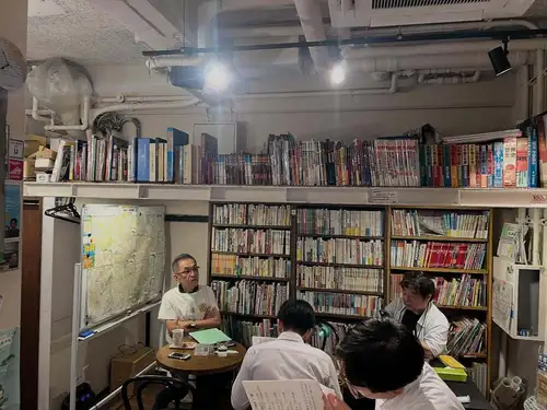🚉 어제는 "역과 도시 ~ 역에서 생각하는 도시 ~"자유 발표 이벤트를 개최했습니다!
최종적으로 12명의 여러분에 참가해 주셨습니다.
게릴라 호우로 교통에 영향을 미치는 동안 방문해 주신 여러분, 정말로 감사합니다!
이번에는
📍역의 〇〇입은 「방각지향」의 동일본과 「지명지향」의 서일본이라는 차이
📍 요코하마시 북부의 고도 경제 성장기의 주택지화
📍역으로부터의 거리와, 국도 1호·4호·20호·246호에 따른 상업 시설의 입지와의 관계(학생 시대의 연구 논문에 근거한 발표)
📍 공상 도시와 가상 철도 이야기
등, 역과 도시를 다양한 시점으로부터 파내는, 매우 충실한 내용이 되었습니다.
마지막 퀴즈 대회에서는, 설문의 PowerPoint가 조금 그다그다가 되어 버려, 폐를 끼쳤습니다 🙇♂️
그래도 여러분과 함께 고조될 수 있어 즐거운 마무리가 되었습니다.
이번에는 히로시마와 나고야에서도 참가해 주셔서 감사합니다.
참가해 주신 여러분, 감사합니다!
오늘은 보통 영업.
그리고 **「사랑스러운 선생님」**에도 내점해 주실 예정입니다.어떤 이야기를 들을 수 있는지 지금부터 기대됩니다 😊
또한 내일은 "바다의 날 전야 축제 자유 발표 이벤트"!
🌊 바다, 섬, 항구, 배, 해안, 해양 생물, 해변의 거리 등, 「바다」에 관련된 테마라면 무엇이든 OK!
 발표자를 아직 모집 중입니다!
물론, 청강만의 참가도 대환영입니다.
 신청은 여기 👇
https://peatix.com/event/5080267
여러분의 참가를 기다리고 있습니다!