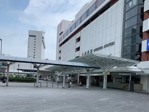 🚉 어제는 "역과 도시 ~ 역에서 생각하는 도시 ~"자유 발표 이벤트를 개최했습니다!
최종적으로 12명의 여러분에 참가해 주셨습니다.
게릴라 호우로 교통에 영향을 미치는 동안 방문해 주신 여러분, 정말로 감사합니다!
이번에는
📍역의 〇〇입은 「방각지향」의 동일본과 「지명지향」의 서일본이라는 차이
📍 요코하마시 북부의 고도 경제 성장기의 주택지화
📍역으로부터의 거리와, 국도 1호·4호·20호·246호에 따른 상업 시설의 입지와의 관계(학생 시대의 연구 논문에 근거한 발표)
📍 공상 도시와 가상 철도 이야기
등, 역과 도시를 다양한 시점으로부터 파내는, 매우 충실한 내용이 되었습니다.
마지막 퀴즈 대회에서는, 설문의 PowerPoint가 조금 그다그다가 되어 버려, 폐를 끼쳤습니다 🙇♂️
그래도 여러분과 함께 고조될 수 있어 즐거운 마무리가 되었습니다.
이번에는 히로시마와 나고야에서도 참가해 주셔서 감사합니다.
참가해 주신 여러분, 감사합니다!
오늘은 보통 영업.
그리고 **「사랑스러운 선생님」**에도 내점해 주실 예정입니다.어떤 이야기를 들을 수 있는지 지금부터 기대됩니다 😊
또한 내일은 "바다의 날 전야 축제 자유 발표 이벤트"!
🌊 바다, 섬, 항구, 배, 해안, 해양 생물, 해변의 거리 등, 「바다」에 관련된 테마라면 무엇이든 OK!
 발표자를 아직 모집 중입니다!
물론, 청강만의 참가도 대환영입니다.
 신청은 여기 👇
https://peatix.com/event/5080267
여러분의 참가를 기다리고 있습니다!