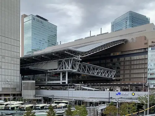 🚉 어제는 "역과 도시 ~ 역에서 생각하는 도시 ~"자유 발표 이벤트를 개최했습니다!
최종적으로 12명의 여러분에 참가해 주셨습니다.
게릴라 호우로 교통에 영향을 미치는 동안 방문해 주신 여러분, 정말로 감사합니다!
이번에는
📍역의 〇〇입은 「방각지향」의 동일본과 「지명지향」의 서일본이라는 차이
📍 요코하마시 북부의 고도 경제 성장기의 주택지화
📍역으로부터의 거리와, 국도 1호·4호·20호·246호에 따른 상업 시설의 입지와의 관계(학생 시대의 연구 논문에 근거한 발표)
📍 공상 도시와 가상 철도 이야기
등, 역과 도시를 다양한 시점으로부터 파내는, 매우 충실한 내용이 되었습니다.
마지막 퀴즈 대회에서는, 설문의 PowerPoint가 조금 그다그다가 되어 버려, 폐를 끼쳤습니다 🙇♂️
그래도 여러분과 함께 고조될 수 있어 즐거운 마무리가 되었습니다.
이번에는 히로시마와 나고야에서도 참가해 주셔서 감사합니다.
참가해 주신 여러분, 감사합니다!
오늘은 보통 영업.
그리고 **「사랑스러운 선생님」**에도 내점해 주실 예정입니다.어떤 이야기를 들을 수 있는지 지금부터 기대됩니다 😊
또한 내일은 "바다의 날 전야 축제 자유 발표 이벤트"!
🌊 바다, 섬, 항구, 배, 해안, 해양 생물, 해변의 거리 등, 「바다」에 관련된 테마라면 무엇이든 OK!
 발표자를 아직 모집 중입니다!
물론, 청강만의 참가도 대환영입니다.
 신청은 여기 👇
https://peatix.com/event/5080267
여러분의 참가를 기다리고 있습니다!