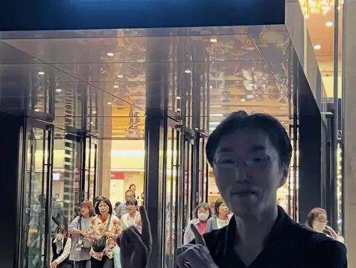 Last Tuesday, I went to Tokyo for my first TV show recording.

The venue is NHK Hall, and the program is "Utacon".

I've been applying to attend the Kohaku Uta Gassen (Red and White Song Contest) for years, but I've never won a ticket."Since I'm living in Tokyo, I really wanted to enter NHK Hall at least once," so I kept applying, and this time I finally won the lottery.

The Kumamoto earthquake occurred before the show began that day.The live broadcast was canceled and changed to a pre-recorded segment.Nevertheless, the program proceeded according to schedule, creating a somewhat special atmosphere, like a "pseudo-live broadcast."

My seat was in the second row of the third floor.The view of NHK Hall from the audience seats is exactly the same as the familiar sights seen on television.But in reality, the stage was surprisingly compact, which made me realize that "TV really does make things look bigger than they are."

The lineup is spectacular, spanning generations, including Masashi Sada, Judy Ongg, Ikuzo Yoshi, Misato Watanabe, Arisa Mizuki, Hitomi Shimatani, and even ILLIT.

What particularly impressed me was Judy Ongg's performance of "Miserarete" (Fascinated).Seeing that huge, peacock-feather-like costume again, which I remember being amazed by as a child during the 1979 Kohaku Uta Gassen, brought back a flood of memories from 47 years ago.

Also, in "Snow Country," the confetti that appears to fill the entire screen on television is actually only visible from the audience's perspective, only in the center of the stage.It was also interesting to see firsthand the ingenious production techniques unique to television.

The recording session went by in a flash, lasting just under an hour.

It was a truly precious day, as I was finally able to enter NHK Hall, a place I'd always dreamed of visiting, and experience firsthand how television programs are made.

My next goal is... to win tickets to the Kohaku Uta Gassen (Red and White Song Contest)!
#Utacon
#NHK Hall
#NHK
#MusicProgram
#TVlover
TV program recording
Public recording
Kohaku Uta Gassen (Red and White Song Contest)
Behind the scenes of television
Television production
Showa-era popular songs
I want to connect with people who love music.
Living in Tokyo
Shibuya
Viewing Record