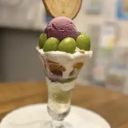 地図会社のシャインマスカットパフェ　Shine Muscat parfait