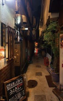 隠れ家一軒家で楽しむ夜★お店は福島駅・新福島駅近くにあります。新福島駅からは2番出口を出て、すぐに見える一方通行の路地を南に。左手に見える系列店「ほろよい金魚」さんの狭い路地を抜けたところが当店です。赤い金魚のネオンが目印！迷われた際はお電話ください。 