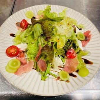 本月時令食材：時令水果和義大利燻火腿馬蘇里拉起司