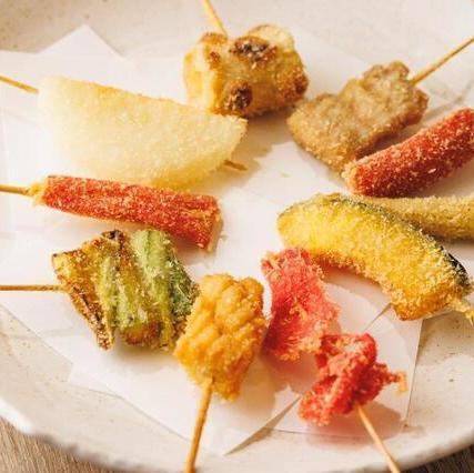 さくっと軽い衣と特製ダレのハーモニー！王道から変わり種まで揃った「自慢の串カツ」