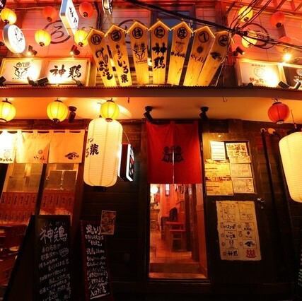 歌舞伎町の「レッドのれん街」奥に位置する当店は、隠れ家的な立地と温かみのある外観が、大人の秘密基地のような雰囲気を醸し出しています。一歩足を踏み入れれば、木のぬくもりを感じるレトロな内観が広がり、まるで昔ながらの居酒屋のようなアットホームな空間です。