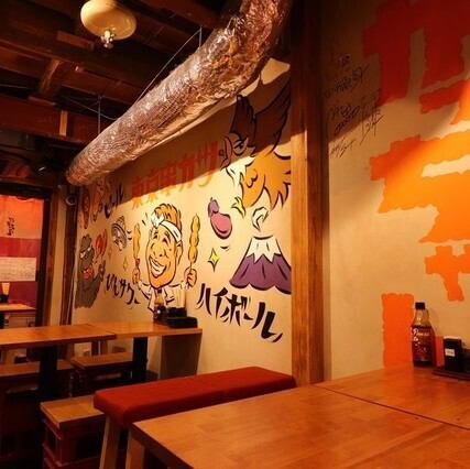 仲間と顔を合わせて話せるテーブル席♪少人数の飲み会はもちろん、みんなでワイワイ楽しめる宴会や二次会に最適◎気取らずリラックスして食事を楽しみたい方にぴったりです。気さくなスタッフが温かくお出迎えします。