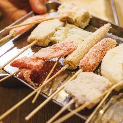 衣が軽くネタのバランスも絶妙な自慢の串カツ