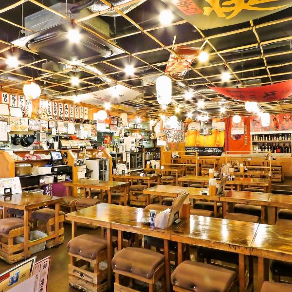 賑やかな雰囲気の中、ゆったりとお食事ができるテーブル席です。会社の同僚との飲み会や、友人との賑やかな宴に最適。活気ある空間で、美味しい料理とお酒を心ゆくまでお楽しみください！