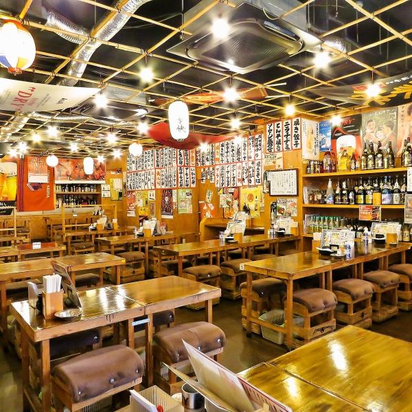 木製の温かみあるテーブルと椅子で統一されたフロアは、少人数から大人数まで、様々なシーンに対応可能です。気軽に立ち寄れる雰囲気で、お仕事帰りの一杯から、気の置けない仲間との集まりまで幅広くご利用いただけます♪