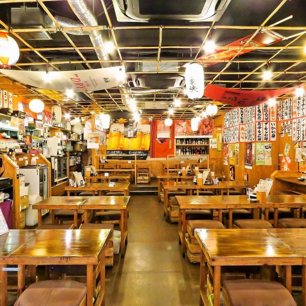 どこか懐かしいレトロな雰囲気が漂う店内で、活気あふれる時間をお過ごしいただけます。気軽に座れるテーブル席は、お一人様でも大人数でも、肩肘張らずに食事を楽しみたい方にぴったりです。美味しい料理を囲んで、楽しいひとときをお過ごし下さい◎