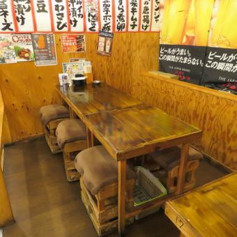 小上がりになっている奥のテーブル席は6名テーブルが2卓。最大12名様までご利用いただけるテーブルとなっております。会社宴会、地元の集まりなど幅広いシーンでご利用いただけます♪