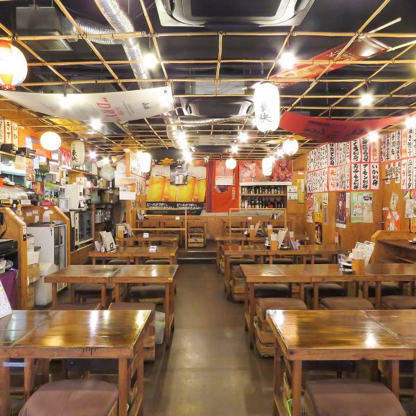 You can spend a lively time in a store with a nostalgic retro atmosphere.The casual table seats are perfect for those who want to enjoy a meal without any stress, whether they are dining alone or with a large group.Enjoy a delicious meal and have a great time!