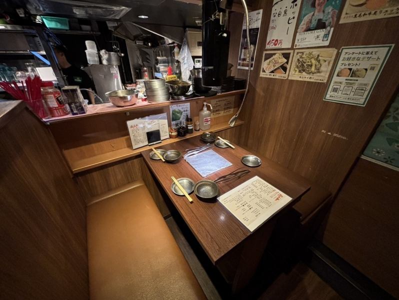 木の温もりが心地よい店内は、落ち着いた雰囲気が漂います。グループでの利用に最適なテーブル席は、友人同士やカップルでゆったりとした時間を過ごせる空間◎肉の焼き上がる香ばしい香りに包まれながら、心地よい会話が弾む時間をぜひ味わってください♪