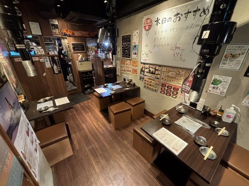 店内はシンプルながらもスタイリッシュな内装で、まるで隠れ家のような落ち着いた雰囲気を醸し出しています。温かみのある木材とモダンなデザインが調和し、居心地の良い空間を演出◎心ゆくまでリラックスしながら、絶品焼肉をお楽しみください♪