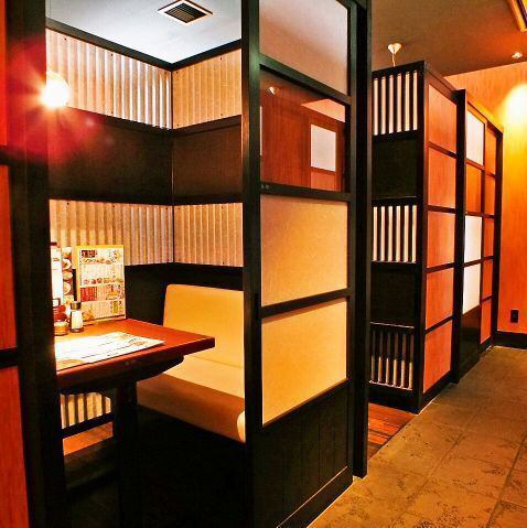 1階は全席引き戸がついた完全個室なので、デートや特別な記念日、誕生日のお祝い、女子会や歓迎会等に最適♪周りを気にせず会話を楽しめます◎様々なシーンにご利用いただける居酒屋です。当店は昼飲みメニューも安い！クラフトビールをはじめご飯に合う日本酒や自慢のそばや天ぷら、定食、海鮮などをご堪能いただけます！