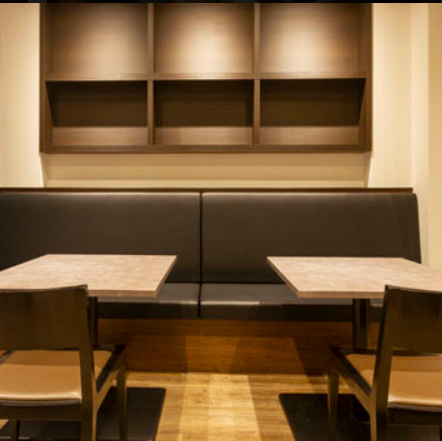 店内干净舒适，灯光柔和。木桌和舒适的环境营造出温馨舒适的氛围。