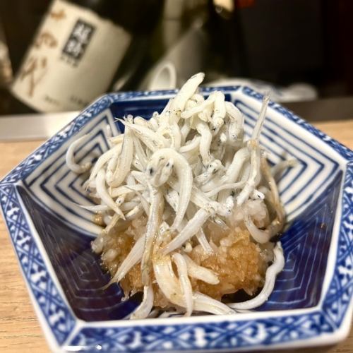 Boiled whitebait and grated daikon radish with soy sauce or ponzu