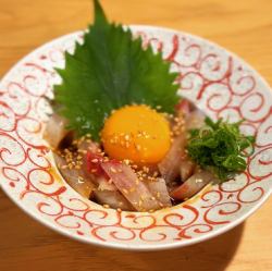 海鮮ピリ辛ユッケ～卵黄添え～