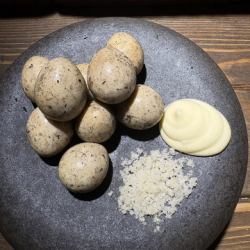 うずらたまごの藁焼き