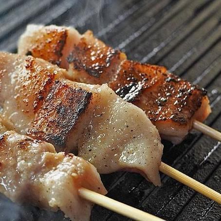 『マグロはらみの炙り串』はミディアムレアに焼き上げてご提供！ホホ肉や頭肉も♪通の方は生もお勧め！