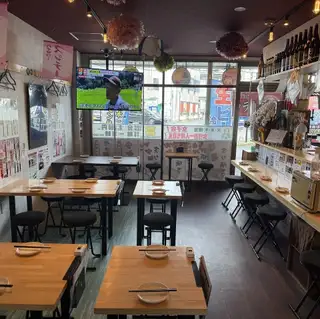 Standing room is also available.Perfect for a quick drink with friends, or even if you're dining alone.
