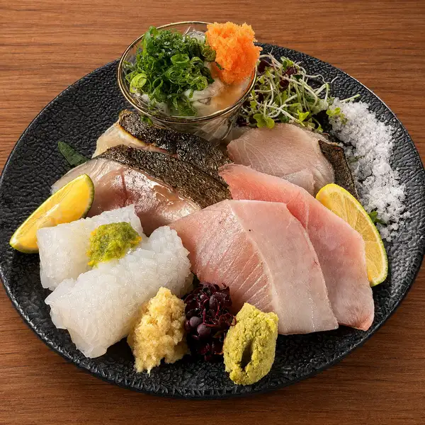 毎朝仕入れる鮮魚のお造り盛り合わせ