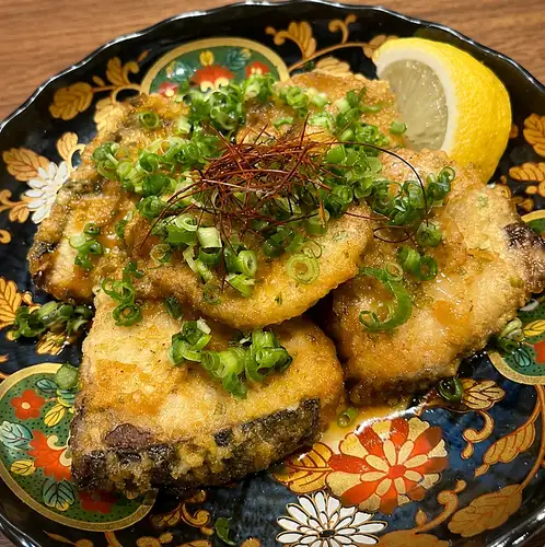 Thick-cut yellowtail tempura (with green onion-flavored sauce)